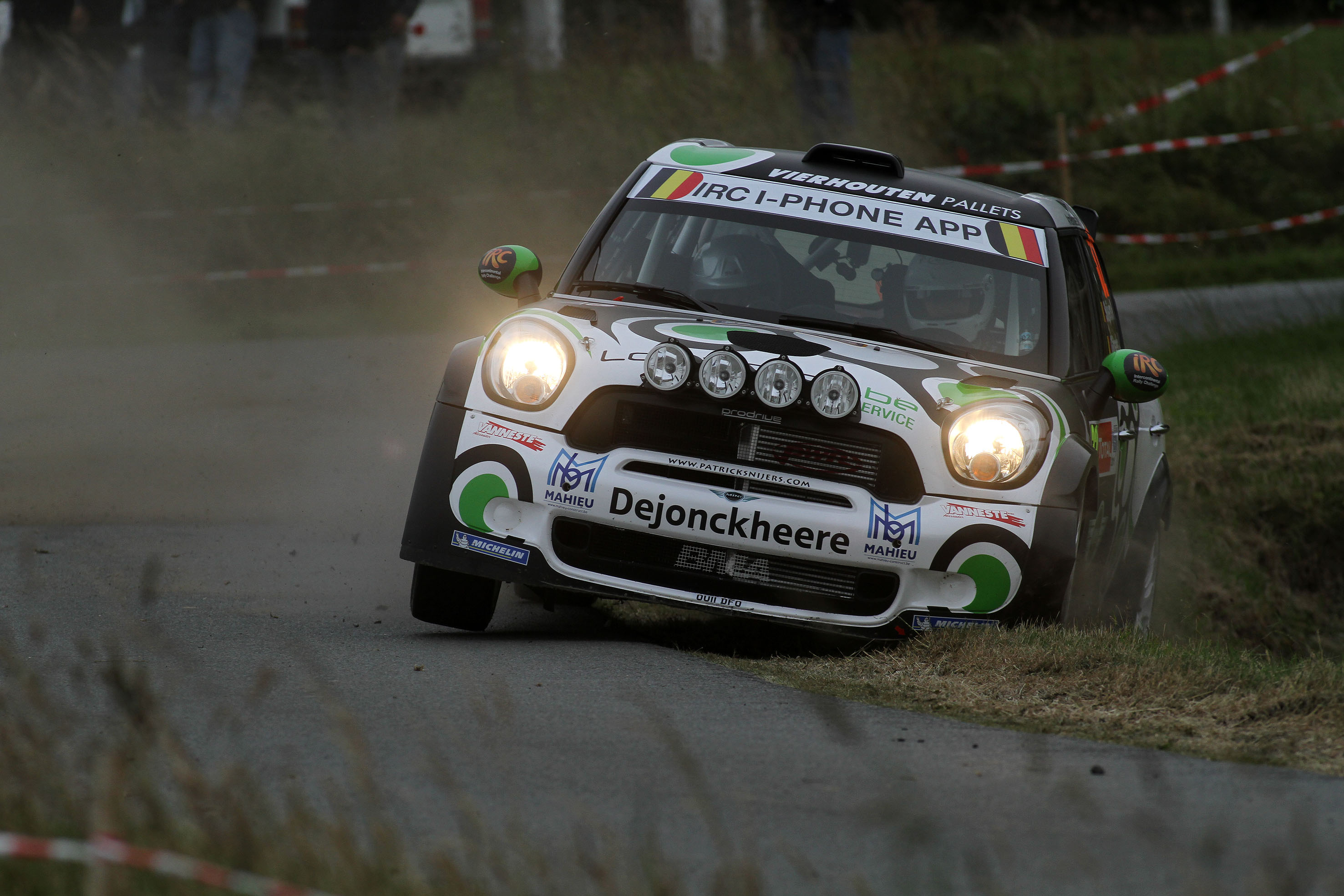 tsjoen-et-romain-de-retour-en-citroen-c4-wrc