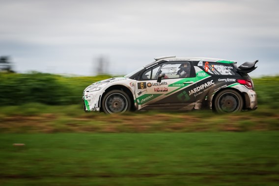 cherain-dans-un-fauteuil