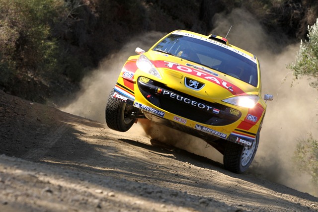 thierry-neuville-brille-dans-le-golden-stage-rally