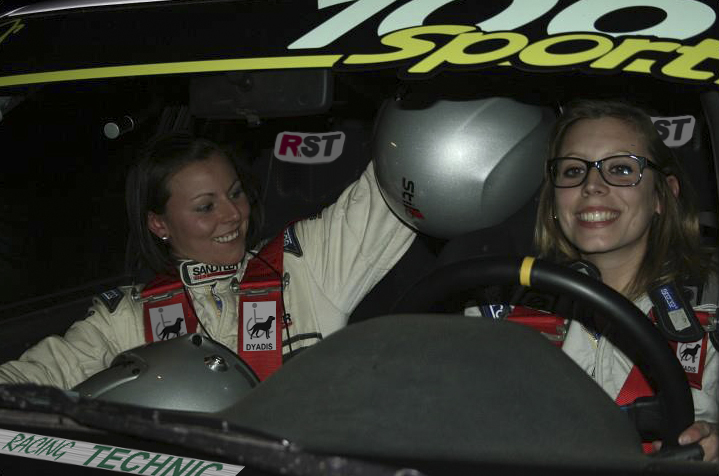 deux-filles-pour-des-labradors